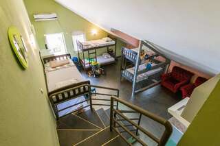 Хостелы Hostel Q Подгорица Односпальная кровать в общем номере для мужчин и женщин-2
