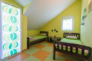 Хостелы Hostel Q Подгорица Стандартный двухместный номер с 2 отдельными кроватями и общей ванной комнатой-5