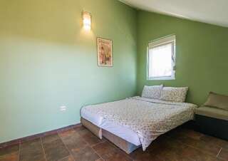Хостелы Hostel Q Подгорица Двухместный номер с 1 кроватью или 2 отдельными кроватями, общая ванная комната-1